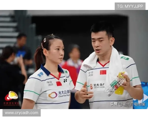 杭州羽毛球队与南京羽毛球队赛后复盘分析团队配合及战术执行情况